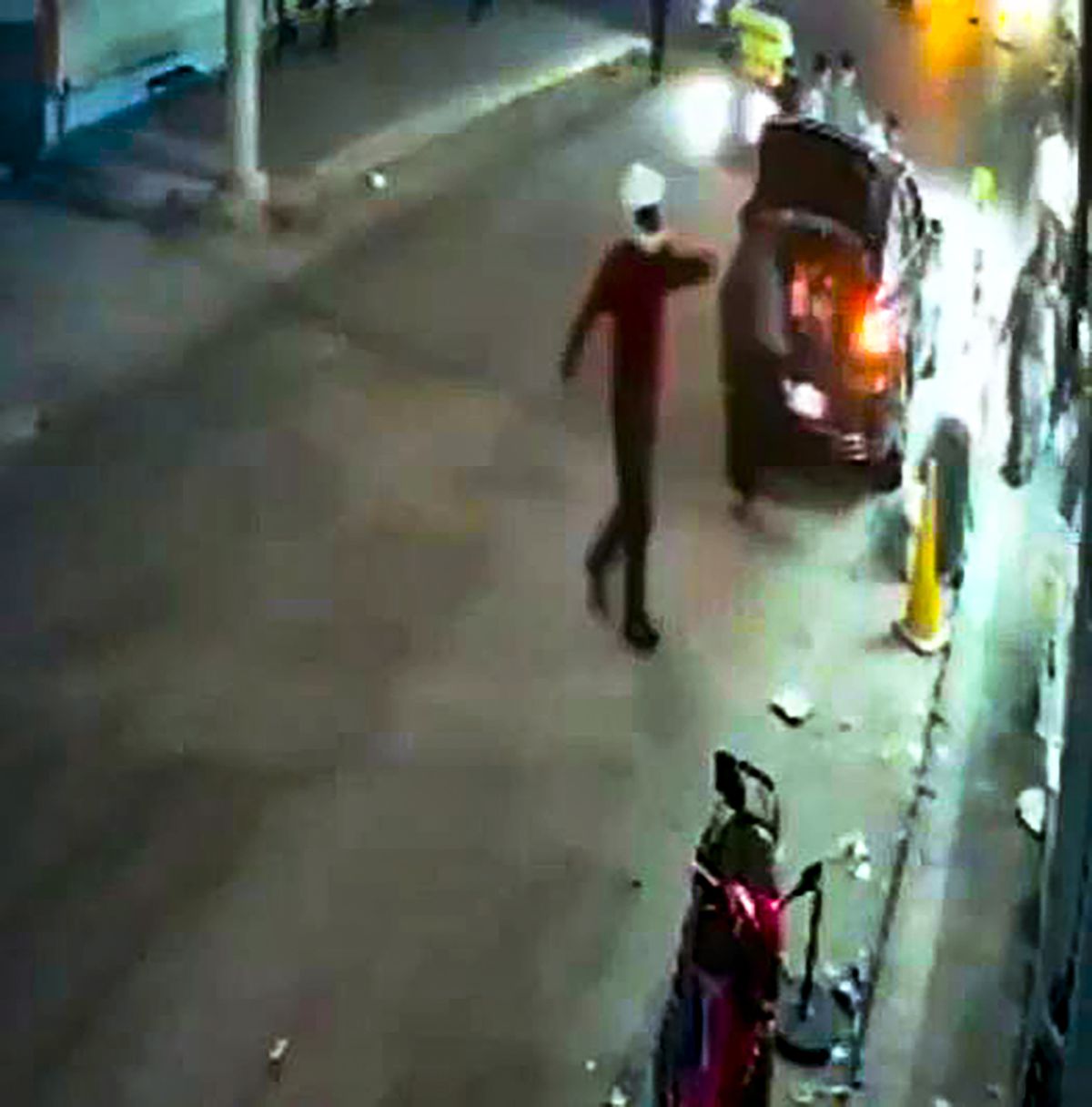 Adana'da iş yeri önünde kasklı bir şüphelinin tartıştığı kişiye silahla ateş açtığı anın güvenlik kamerası görüntüsü.