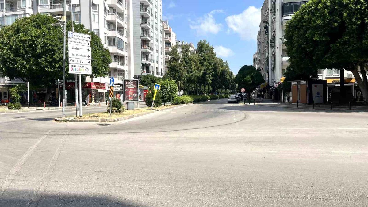Adanalılar sıcaktan kaçtı, cadde ve sokaklar boş kaldı