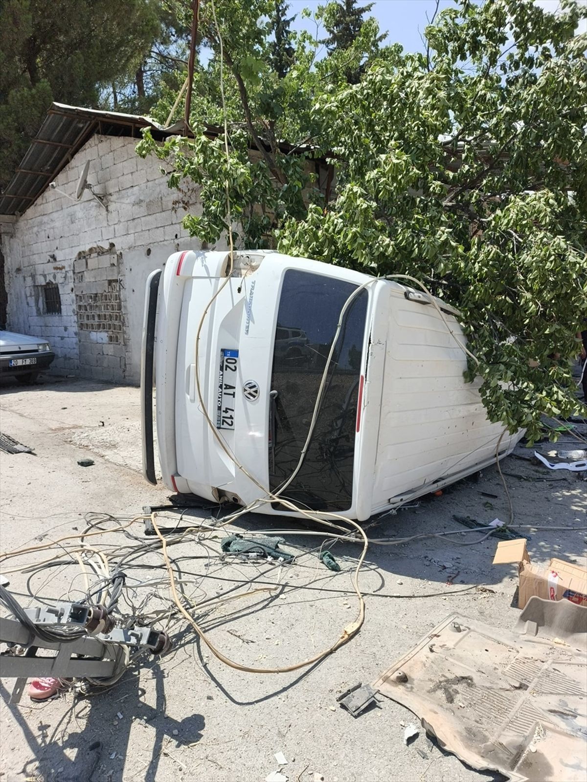 Adıyaman'da şarampole devrilen hafif ticari araçtaki 8 kişi yaralandı
