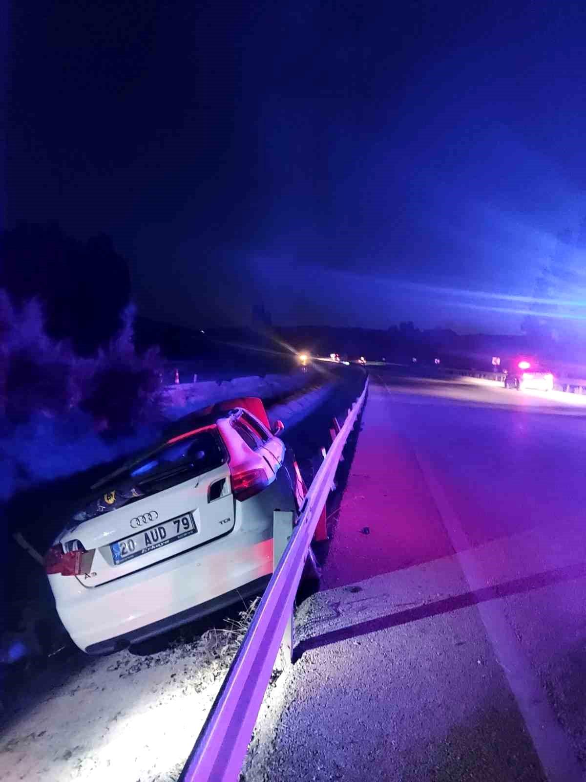 Afyonkarahisar'ın Dinar ilçesinde meydana gelen trafik kazasında hurdaya dönen otomobil.