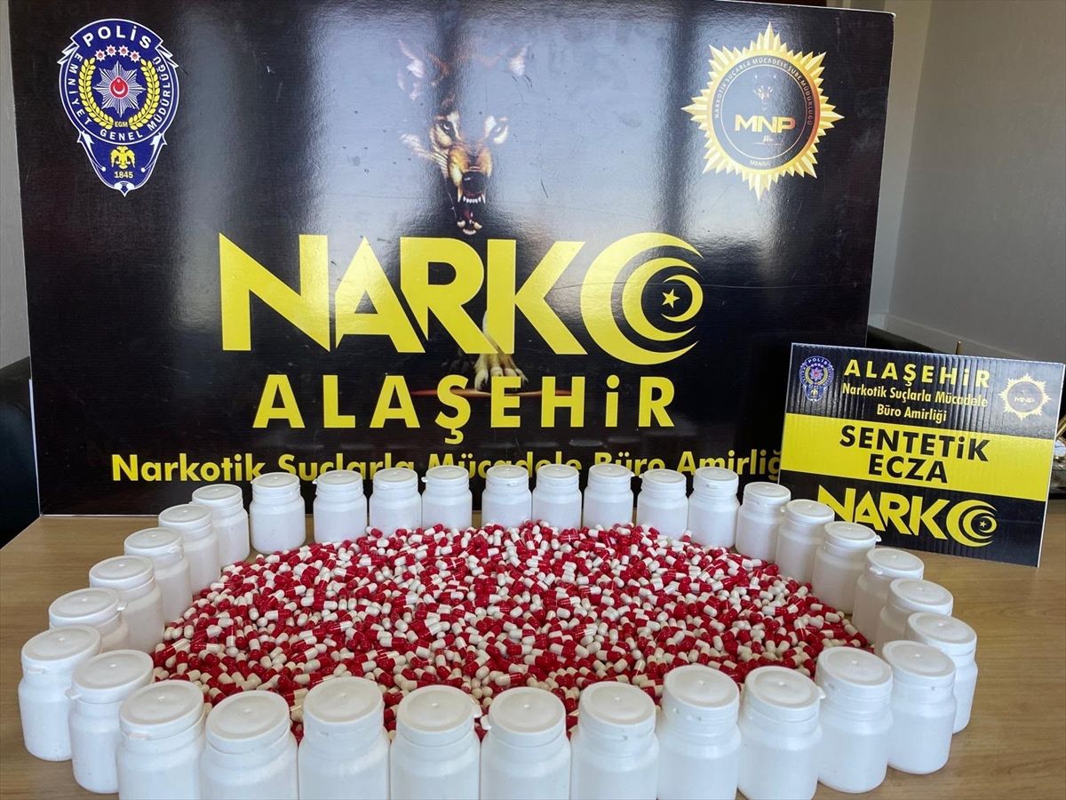 Alaşehir'de polis operasyonunda ele geçirilen uyuşturucu haplar.