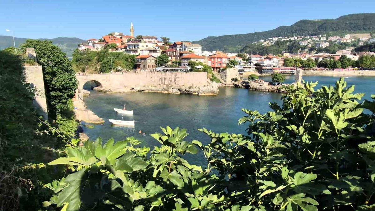 Bartın'ın Amasra ilçesi, tarihi evleri ve deniziyle yoğun ilgi görüyor.
