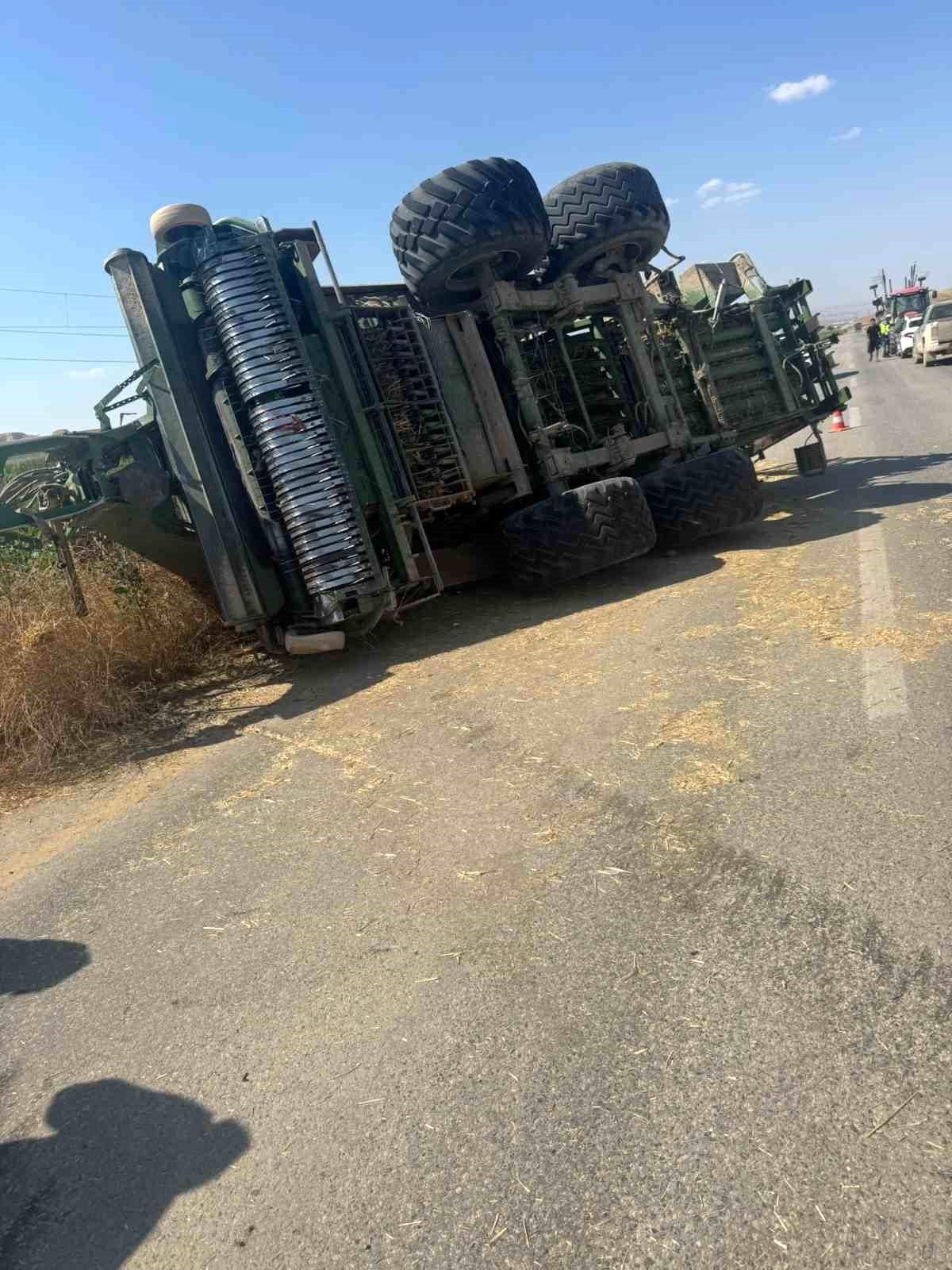 Ankara Sincan'da tarlada balya makinesinde çıkan yangın sonrası hasar gören traktör.