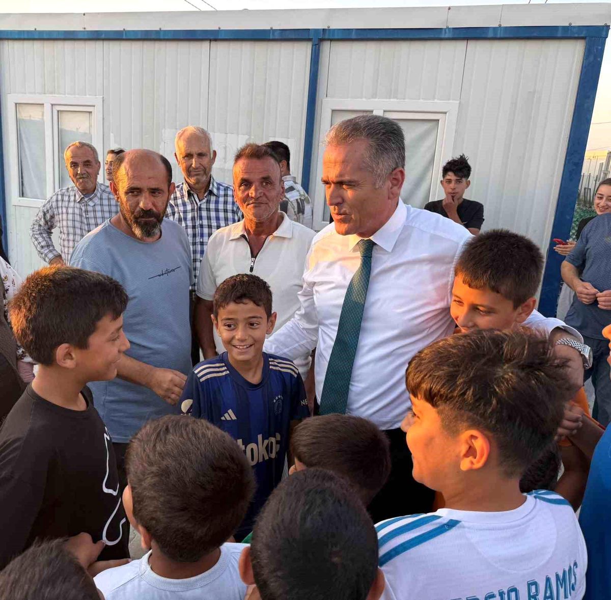 Antakya Kaymakamı Abdullah Akdaş, konteyner kentleri ziyaret ediyor.