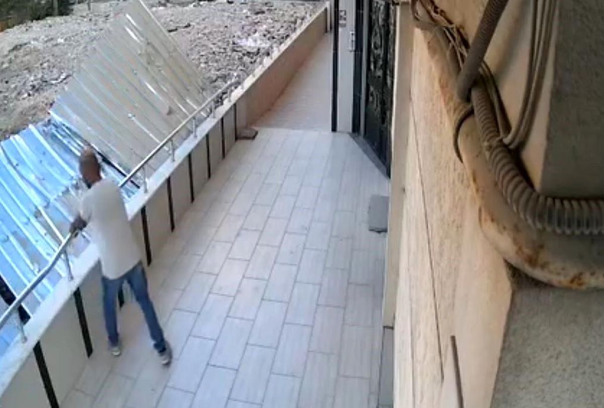 Avcılar'da bahçedeki tırabzanlarını söküp çalan hırsızlar kamerada