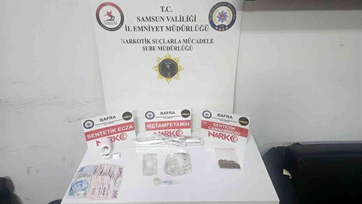 Samsun Bafra'da polis tarafından düzenlenen uyuşturucu operasyonunda ele geçirilen uyuşturucu maddeler ve para.