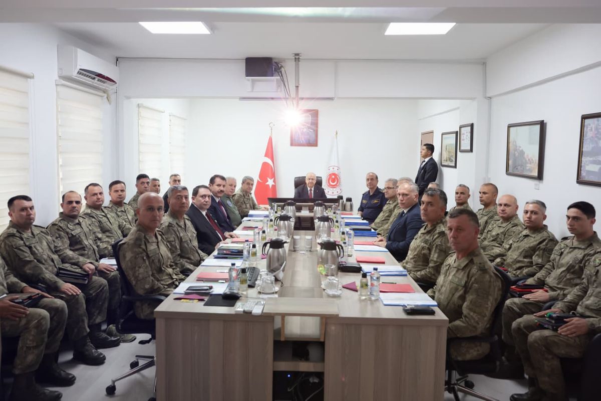 Milli Savunma Bakanı Yaşar Güler konuşma yaparken