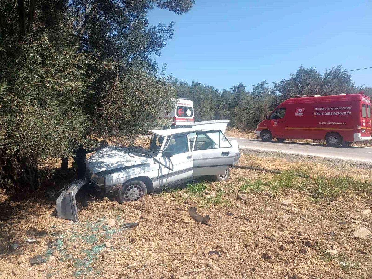 Balıkesir Havran'da zeytin ağacına çarpan otomobilin enkazı.