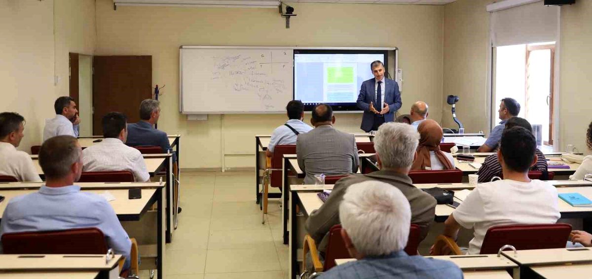 Bayburt'ta 'Eğitim Kurumları Yönetici Yetiştirme Sertifika Programı' başladı