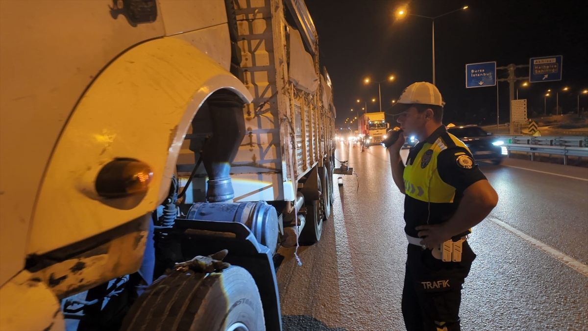 Bursa'da freni patlayan kamyon polis ekiplerinin yardımıyla durduruldu