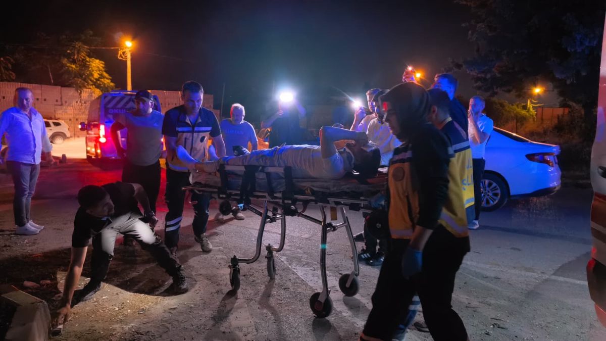 İnegöl'de motosiklet refüje çıkarak trafik levhasına çarptı, sürücü ağır yaralandı.