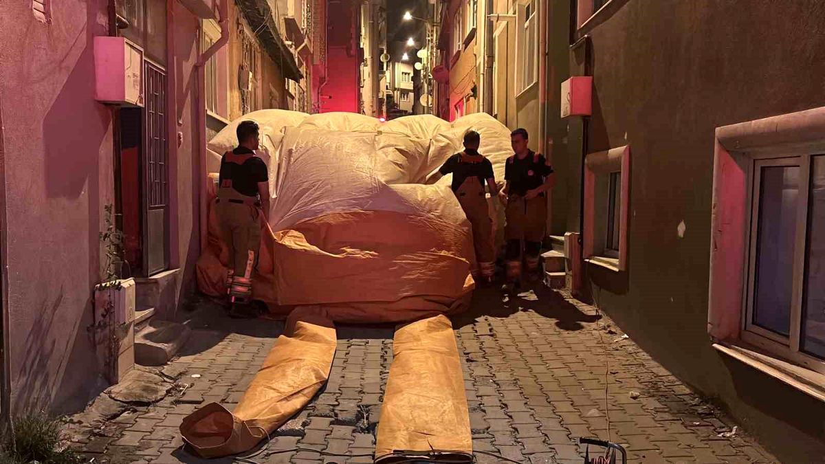 Çatıya çıkan şahıs, polisin bir saatlik ikna çalışmasıyla indirildi