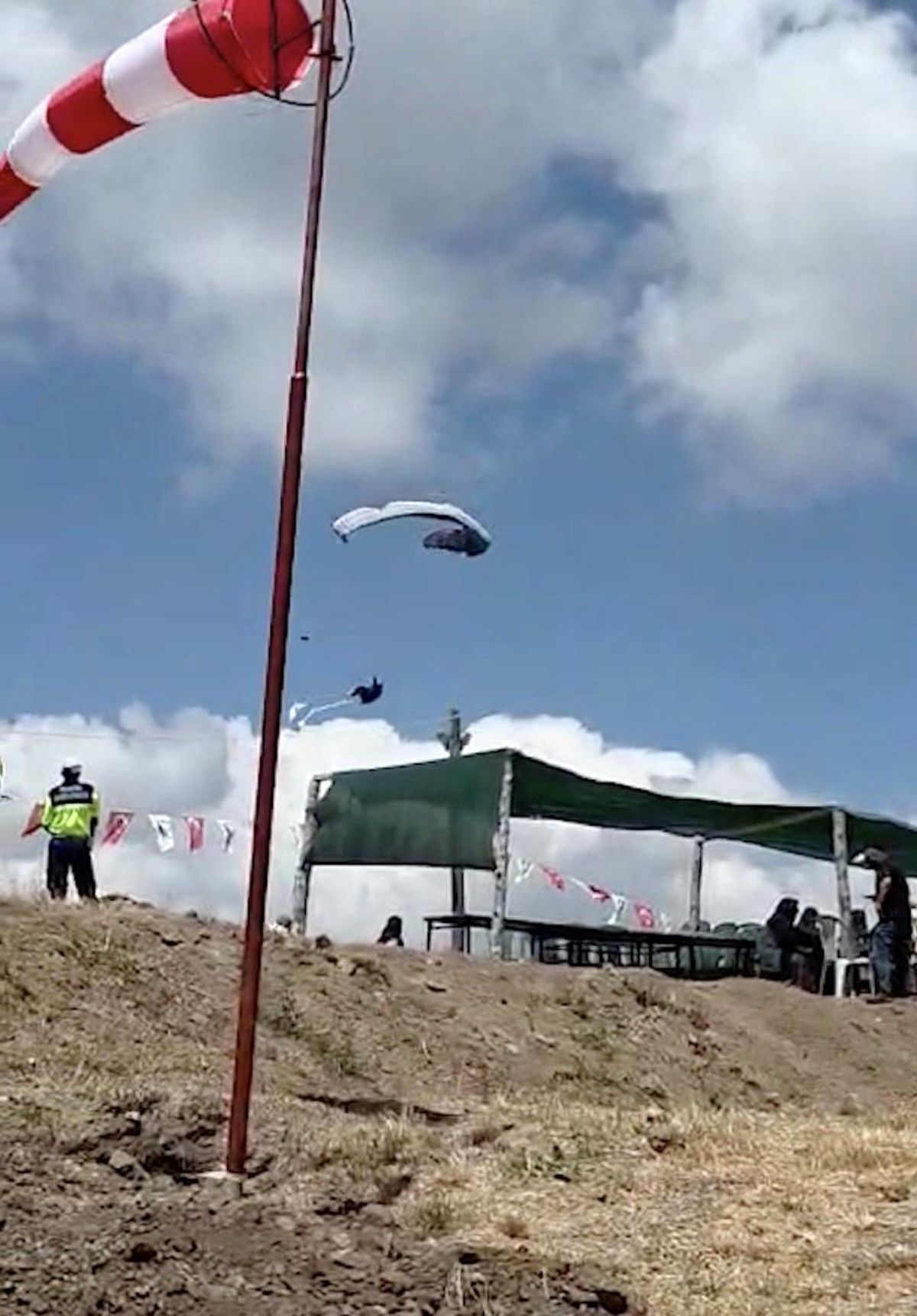 Çorum'da yamaç paraşütü pilotunun düşme anı kamerada