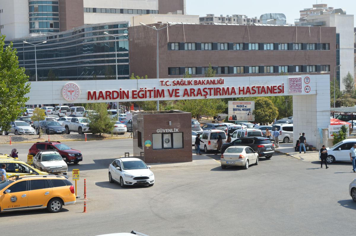 Mardin'de damda uyurken yorgun mermiyle yaralanan Suriyeli kız çocuğunun hastaneye götürülüşü.