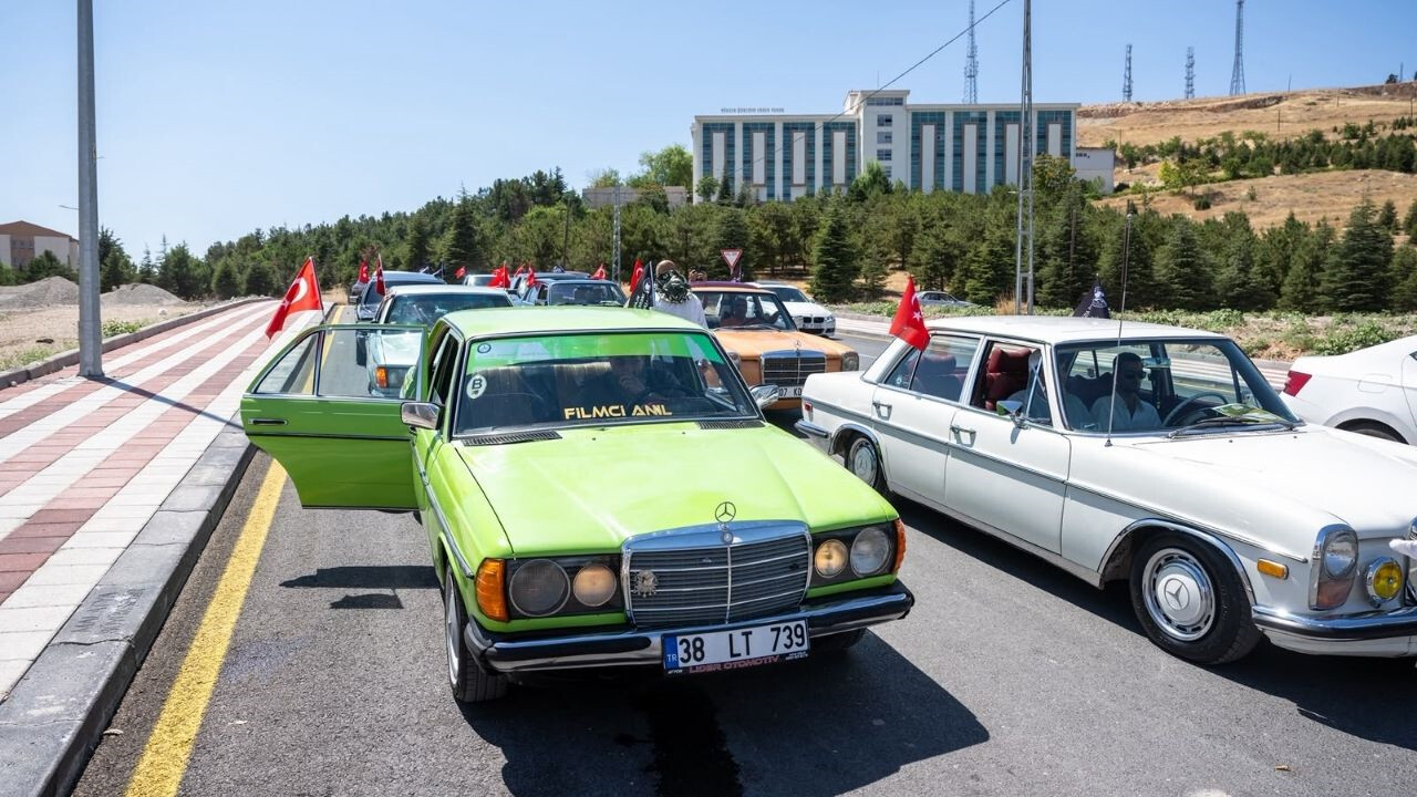 Malatya’da Klasik Mercedes Rüzgârı Kayısı Rengindeki Araç Dikkat Çekti (2) Malatyahaber