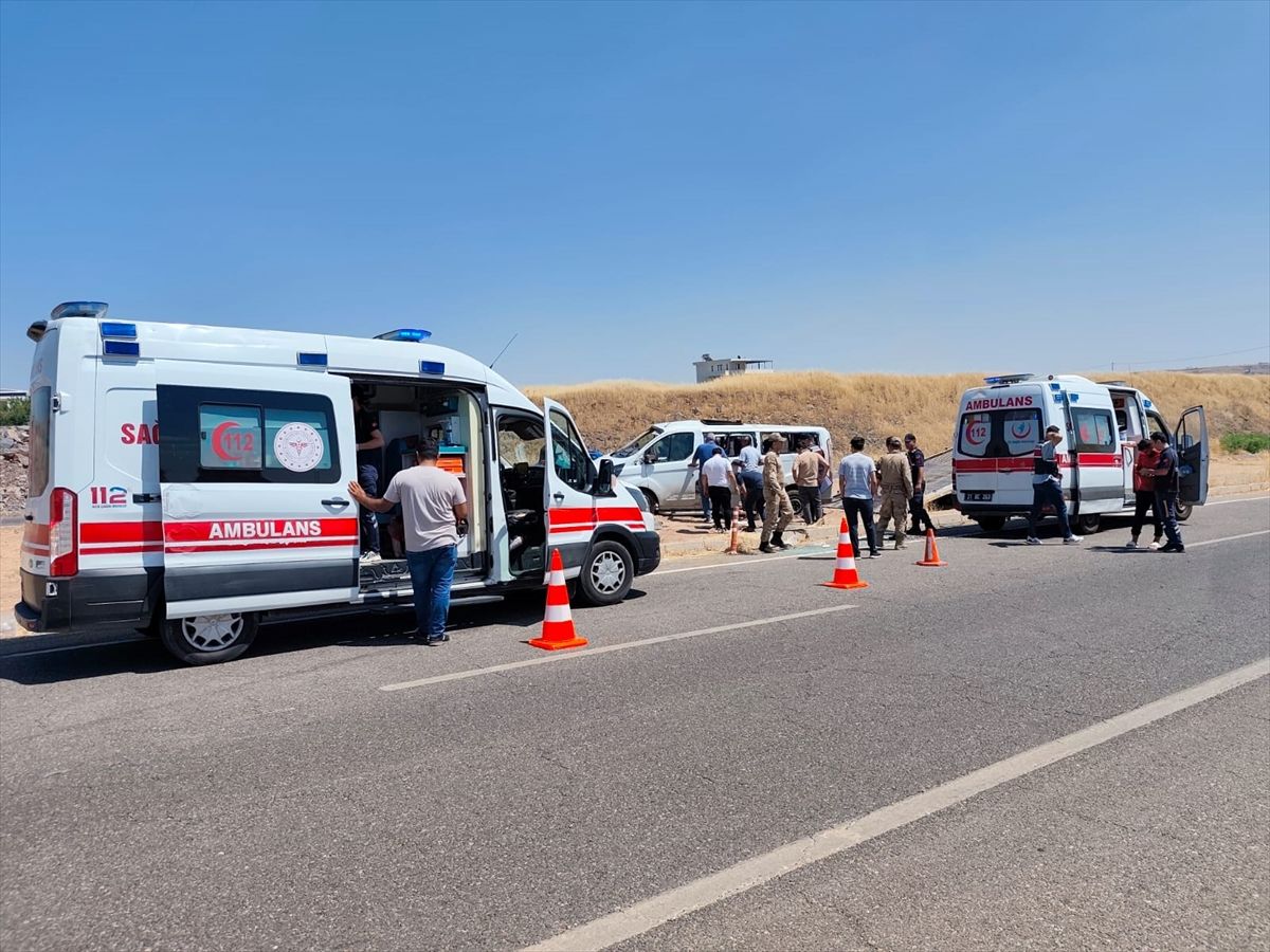 Diyarbakır'da öğrenci servisi ile otomobilin çarpıştığı kazada 19 kişi yaralandı