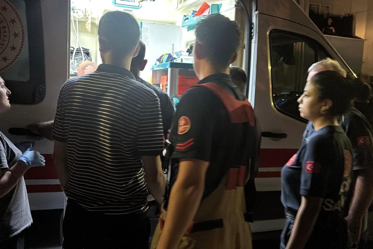 Ailevi sorunlar çatıya çıkardı! Polisin müdahalesi hayatını kurtardı