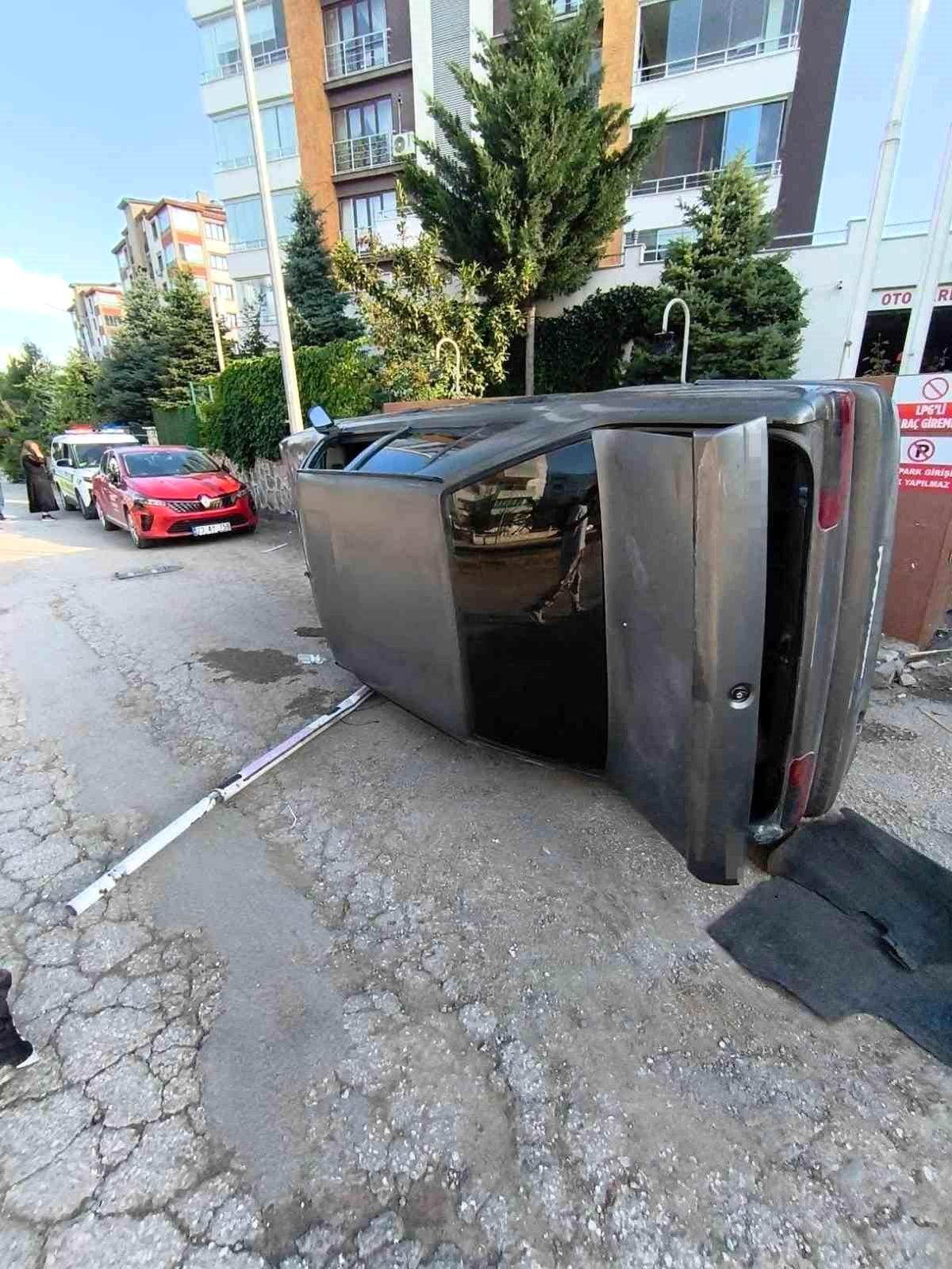 Elazığ'da bir otomobilin site tabelasına çarparak yan yattığı kaza yerinden genel görünüm.