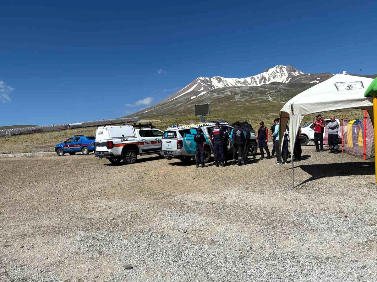 Erciyes'te rahatsızlanarak mahsur kalan 3 kişi kurtarıldı