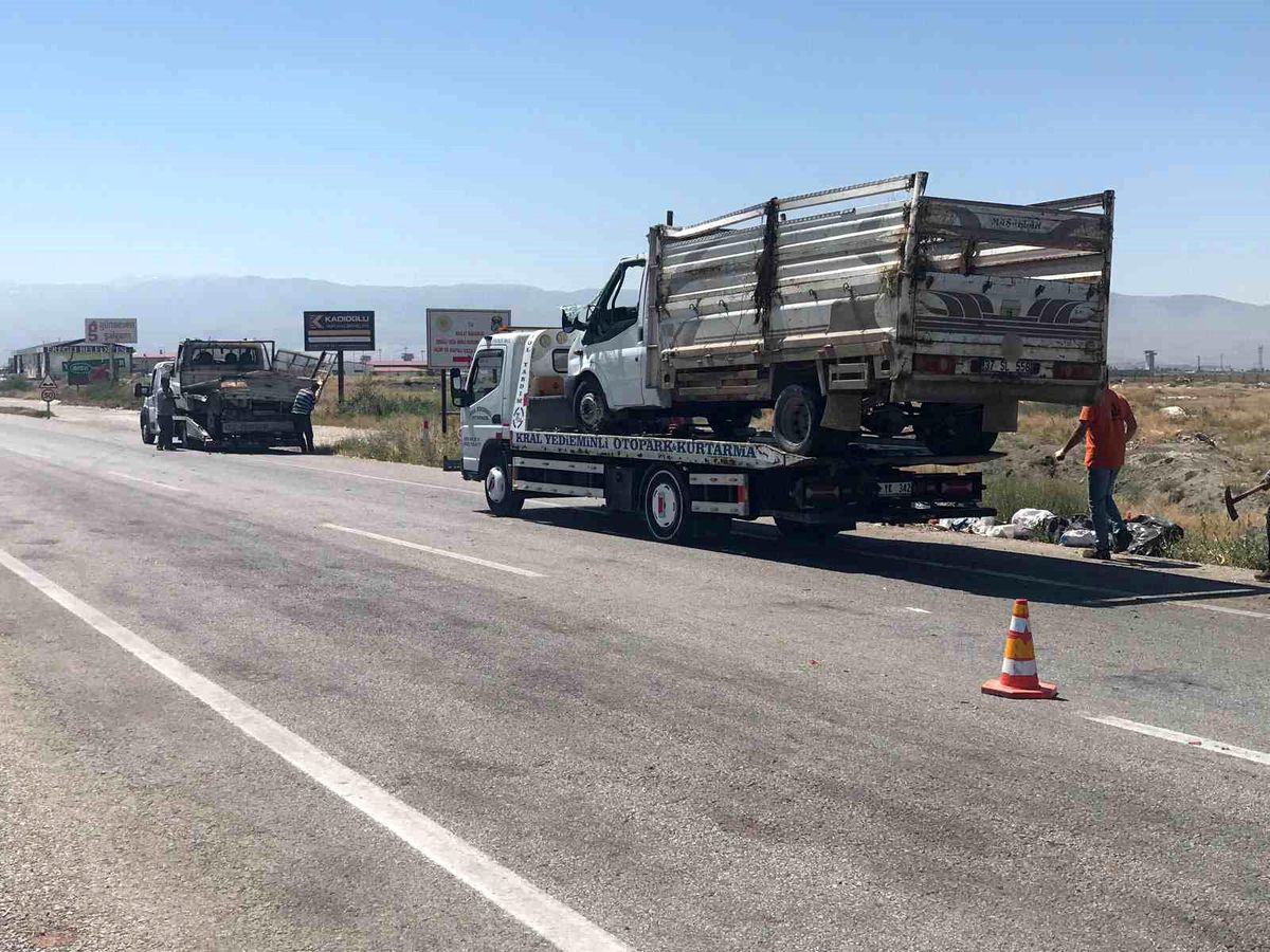 Ereğli'de kamyonetler çarpıştı: 2 yaralı