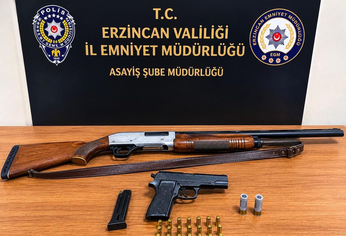Erzincan'da polis ekiplerince araçlarda ele geçirilen silahlar ve mühimmat