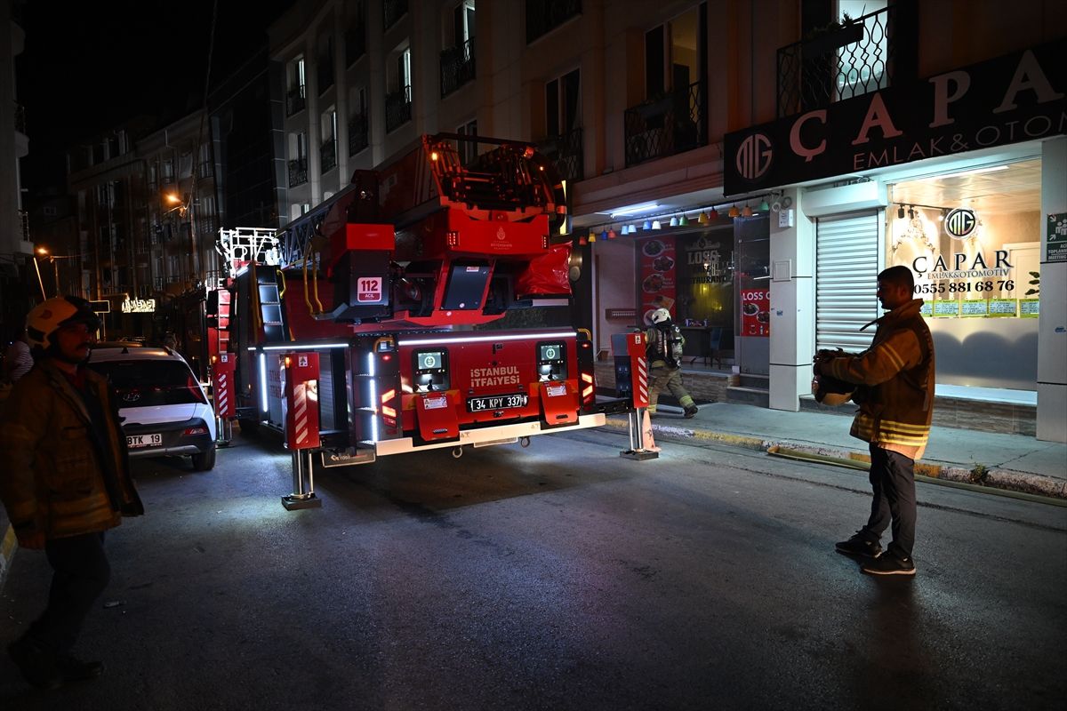 Esenyurt'taki otelin çamaşırhanesinde çıkan yangına müdahale eden itfaiye ekipleri.