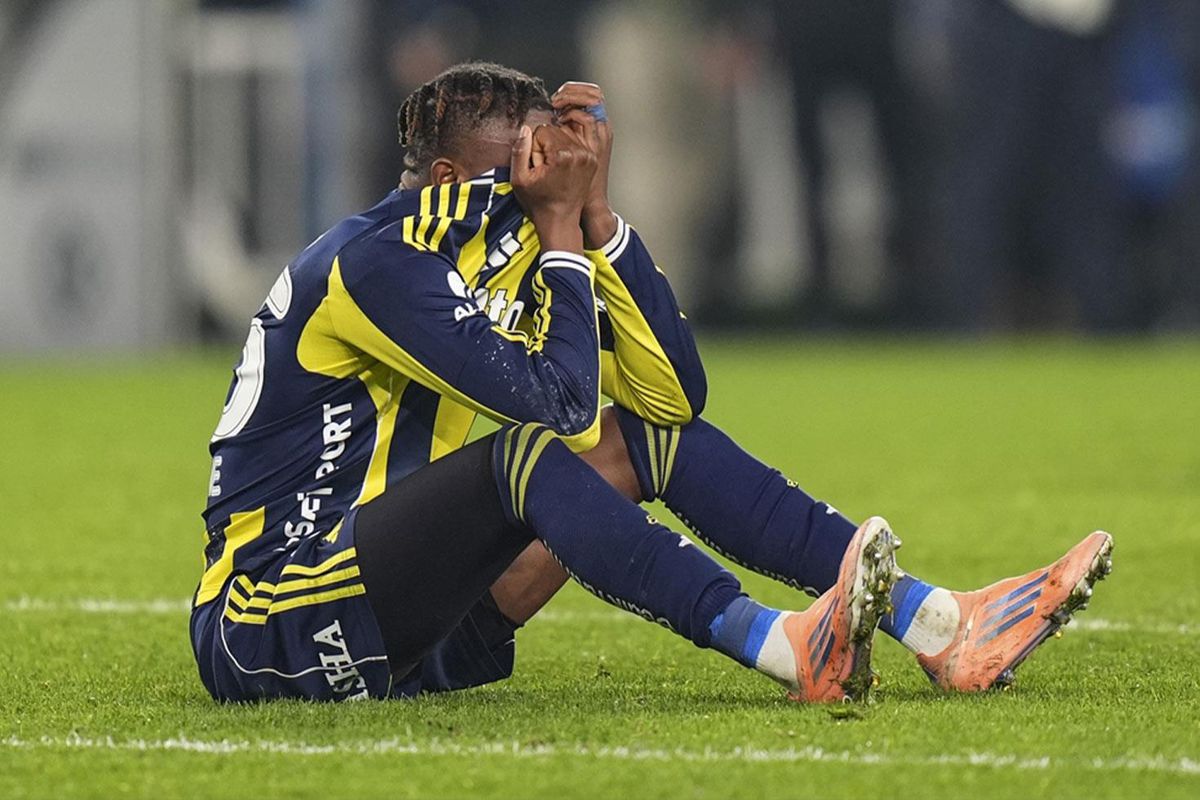 Fenerbahçe futbolcularının sahada antrenman yaparken çekilmiş bir fotoğrafı.