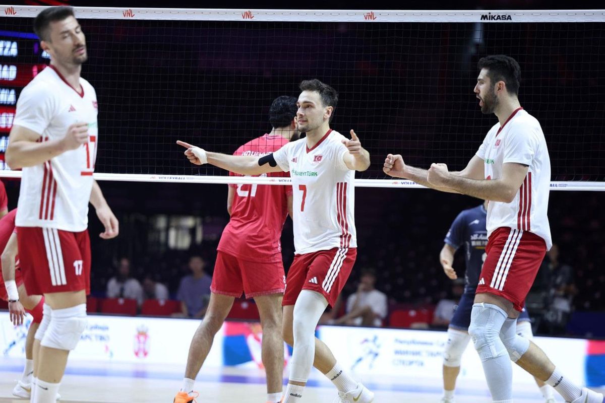 A Milli Erkek Voleybol Takımı oyuncuları sevinirken
