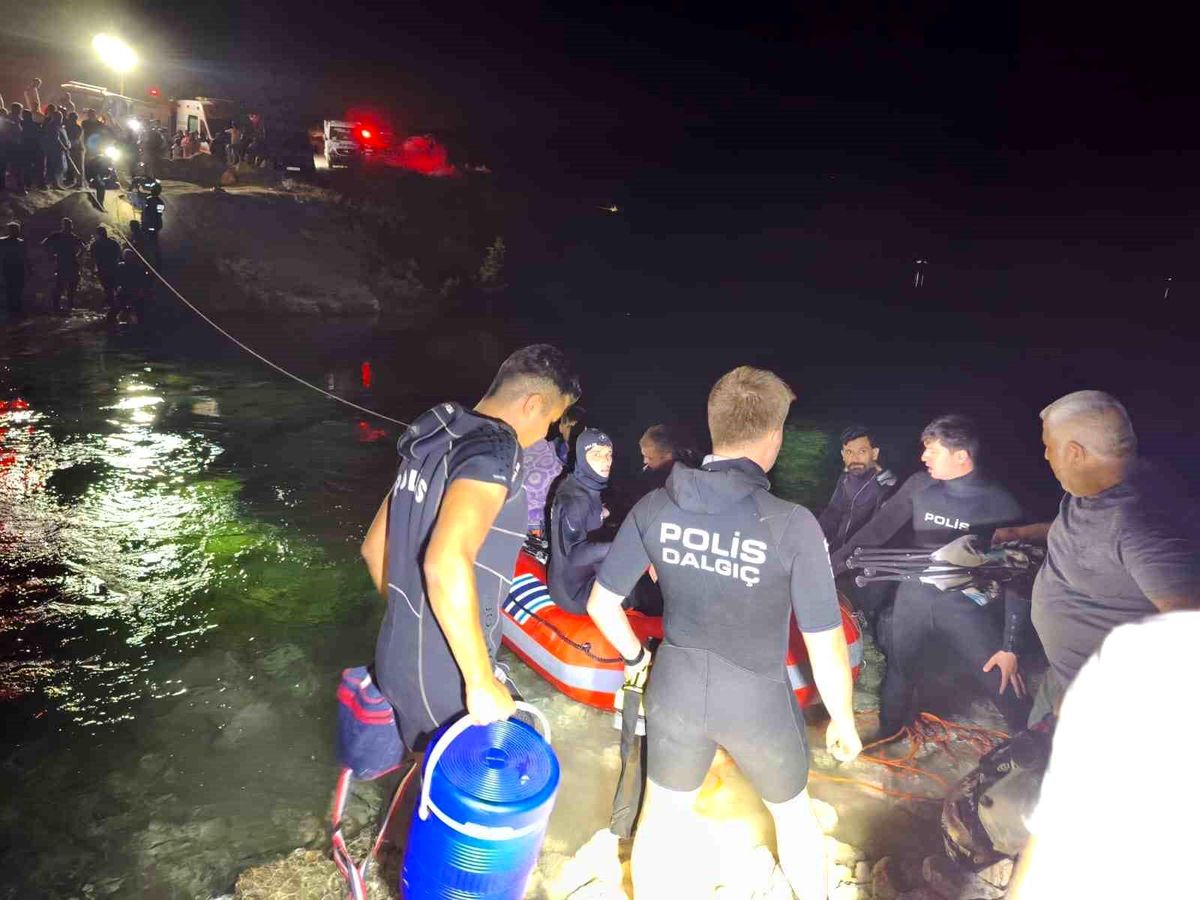 Fırat Nehri'nde su seviyesinin yükselmesi ile mahsur kalan 26 kişi kurtarıldı