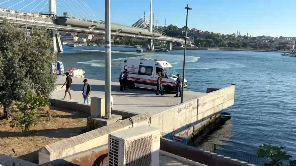 İstanbul Haliç'te Atatürk Köprüsü altında tur teknesinin köprü ayağına çarpması sonucu kurtarma çalışmaları yapılıyor.