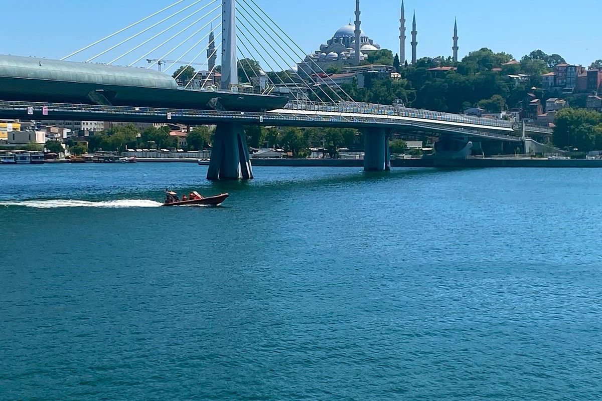 Tur teknesi köprünün ayağına çarptı, dengesini kaybeden personel suya düştü