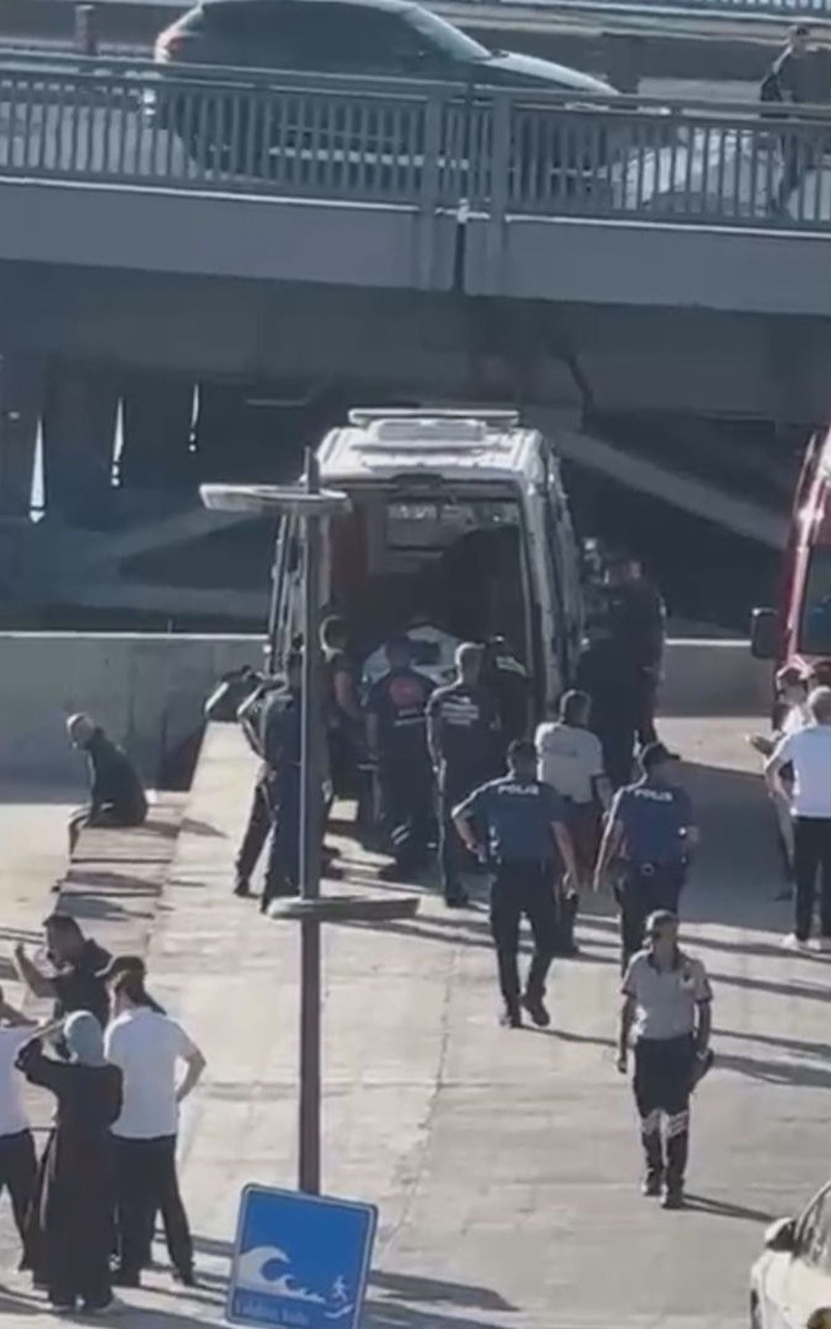 Denizde korkunç kaza: Tur teknesi köprü ayağına çarptı, bir denizci kayıp