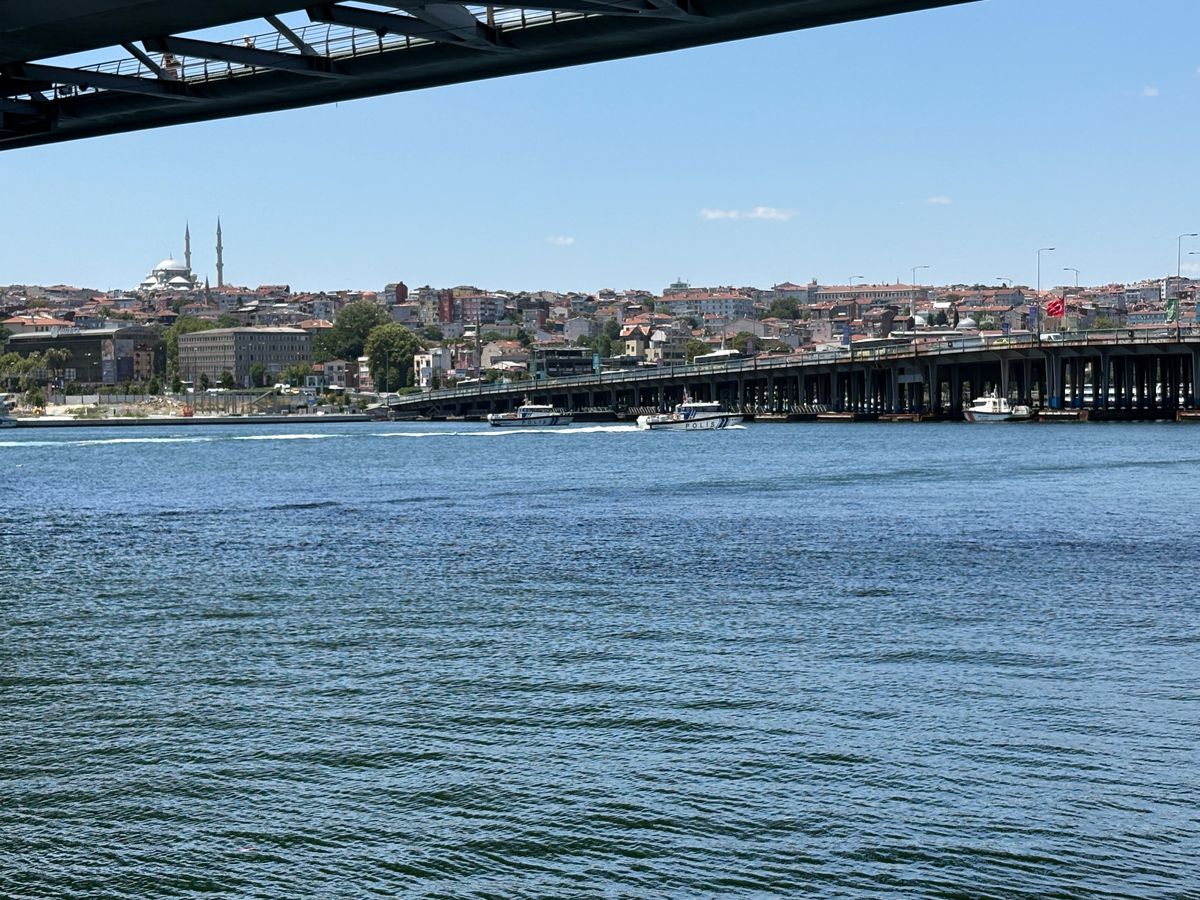 Fatih'te Atatürk Köprüsü altında tur teknesi köprü ayağına çarptıktan sonra Haliç'e düşen personeli arama çalışmaları.