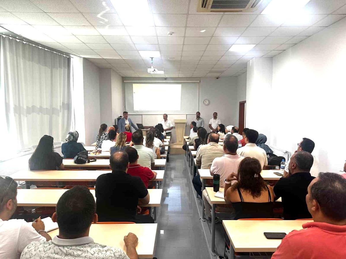 Hatay İl Milli Eğitim Müdürü Dr. Harun Tüysüz, yönetici yetiştirme programı kapsamında eğitim alan adayları ziyaret ediyor.