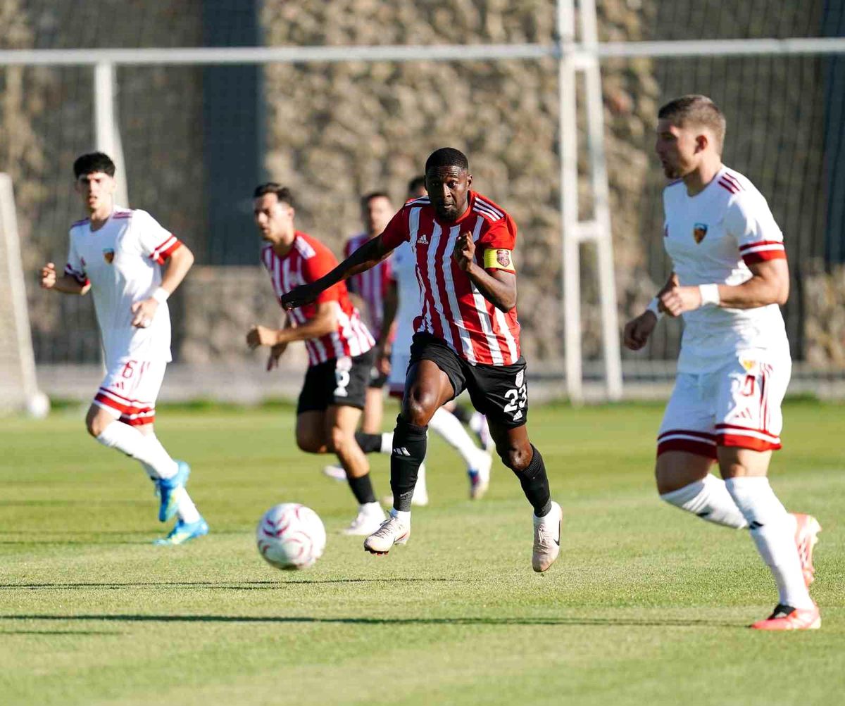 Kayserispor futbol takımı oyuncuları sahada.
