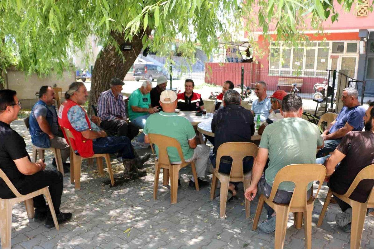 Erzincan'da çiftçilerle tarımsal üretim üzerine bir toplantı yapılıyor.