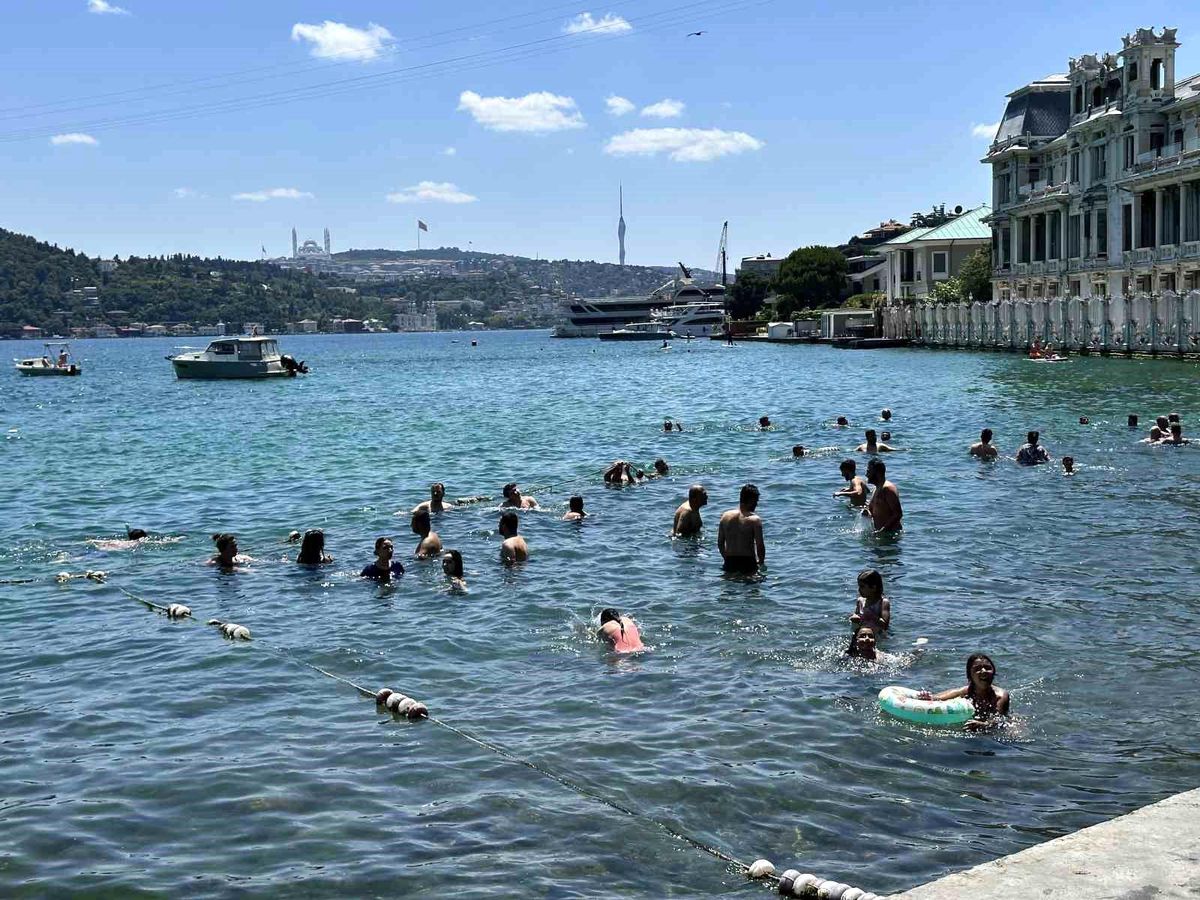 İstanbul'da sıcak hava nedeniyle Bebek Sahili'nde yoğunluk.