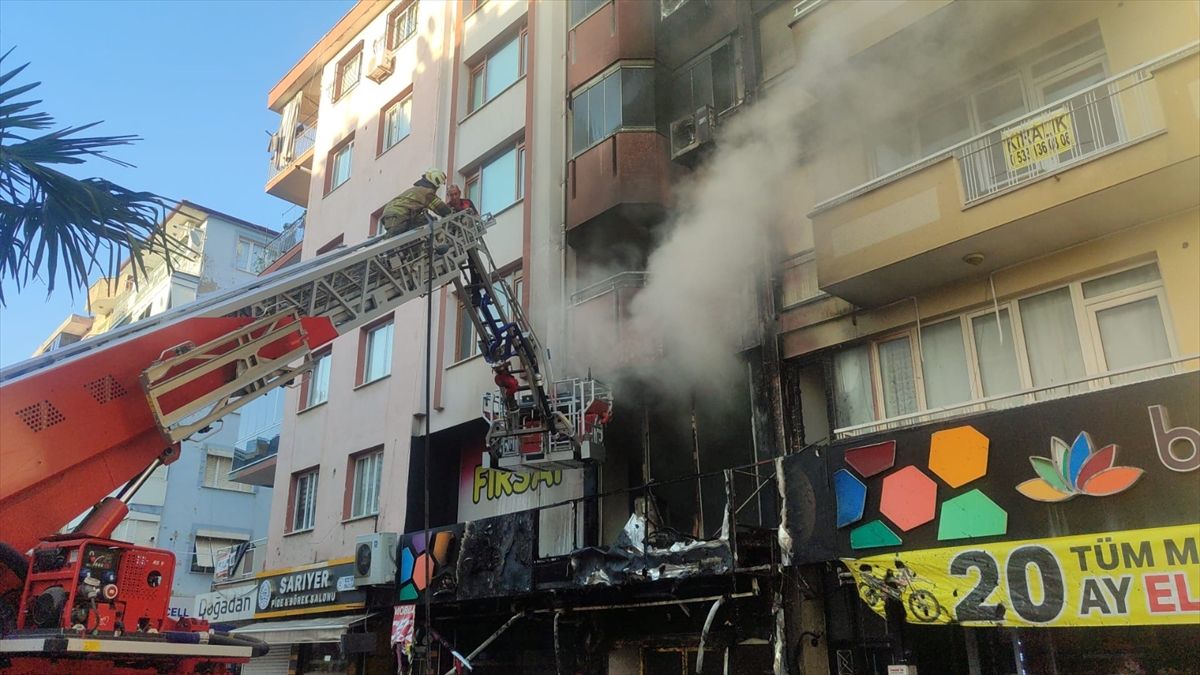 İzmir'in Ödemiş ilçesinde bir iş yerinde çıkan yangın sonrası hasar gören bina.