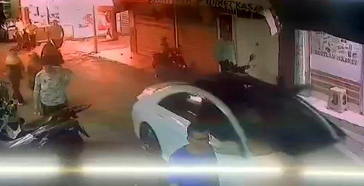 İzmir Konak'ta bıçaklı saldırı sonucu hayatını kaybeden Özcan Gizay'ın aracının görüntüsü.