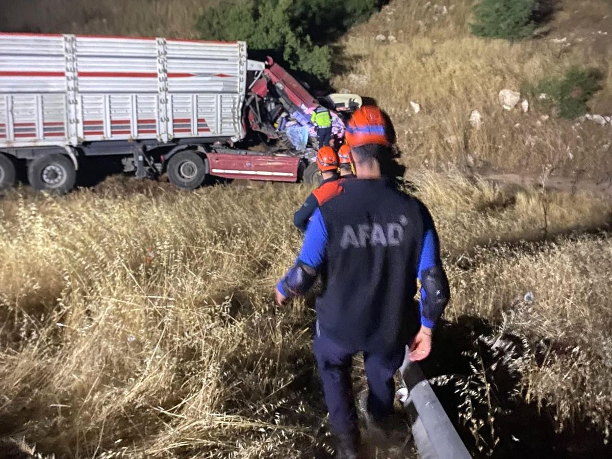 Kahramanmaraş'ta kamyon tıra arkadan çarptı: 1 yaralı