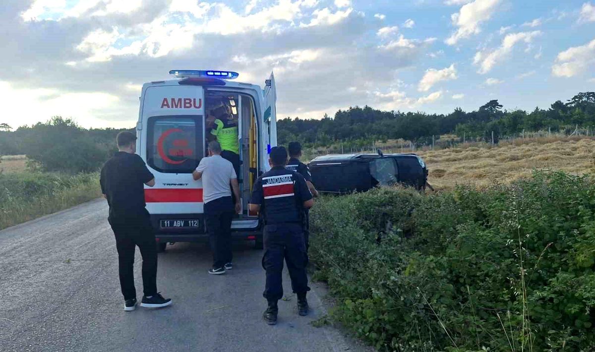 Kamyonet tarlaya devrildi: 1 yaralı