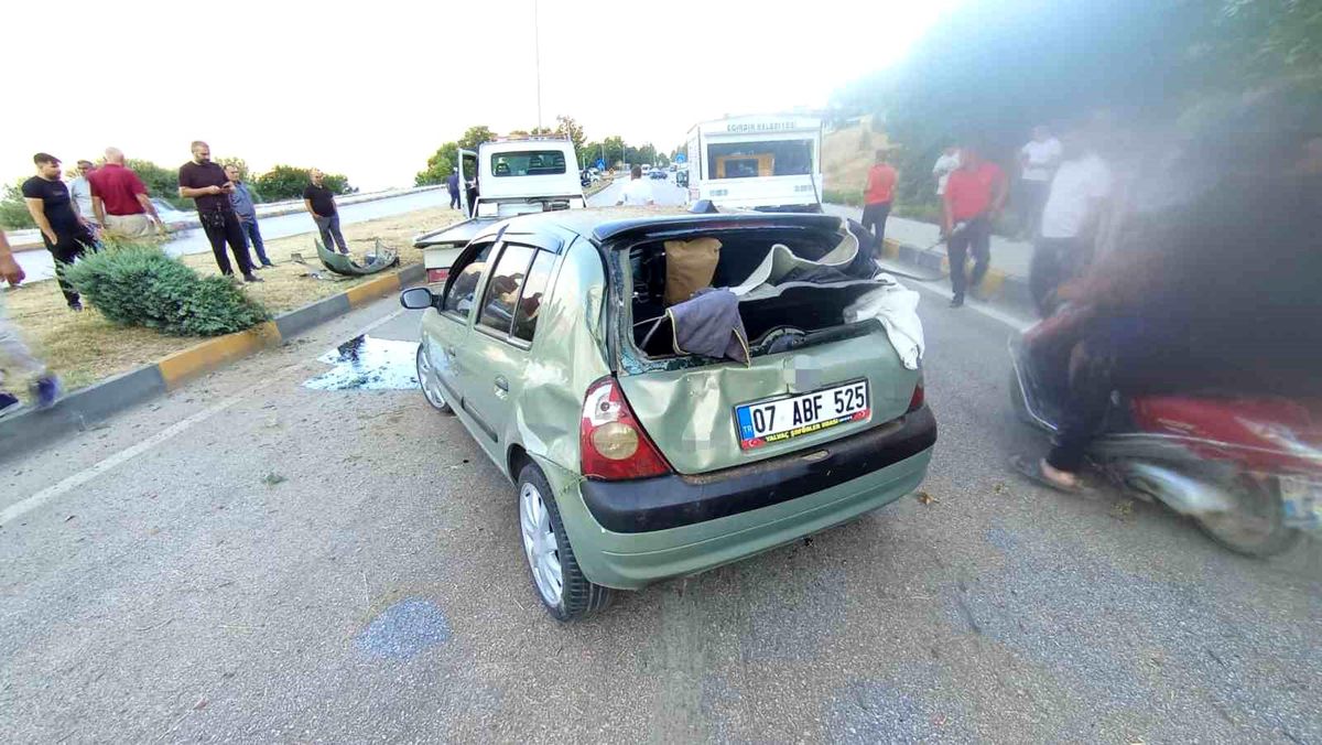 Isparta Eğirdir'de refüjü aşan otomobilin karıştığı trafik kazası