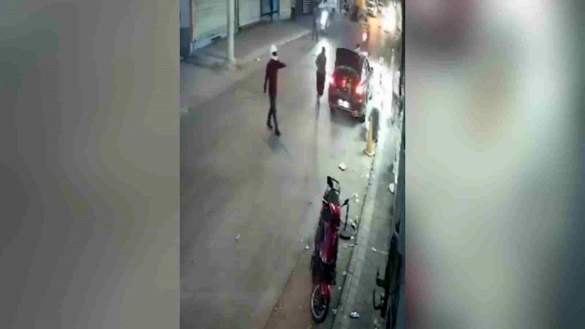 Adana'da bir iş yerine yapılan silahlı saldırı sonrası polis inceleme yapıyor.