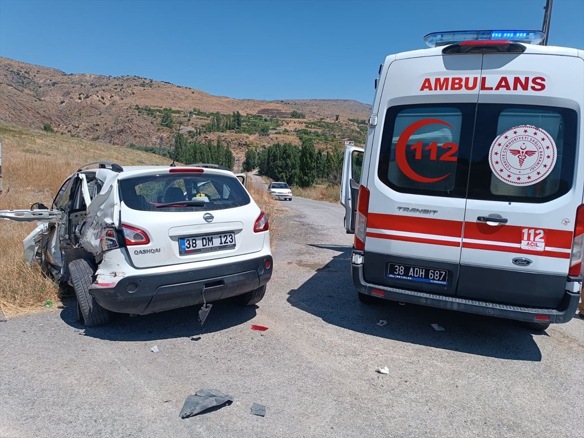 Kayseri'de tır ile SUV tipi aracın çarpıştığı kazada 2 kişi yaralandı