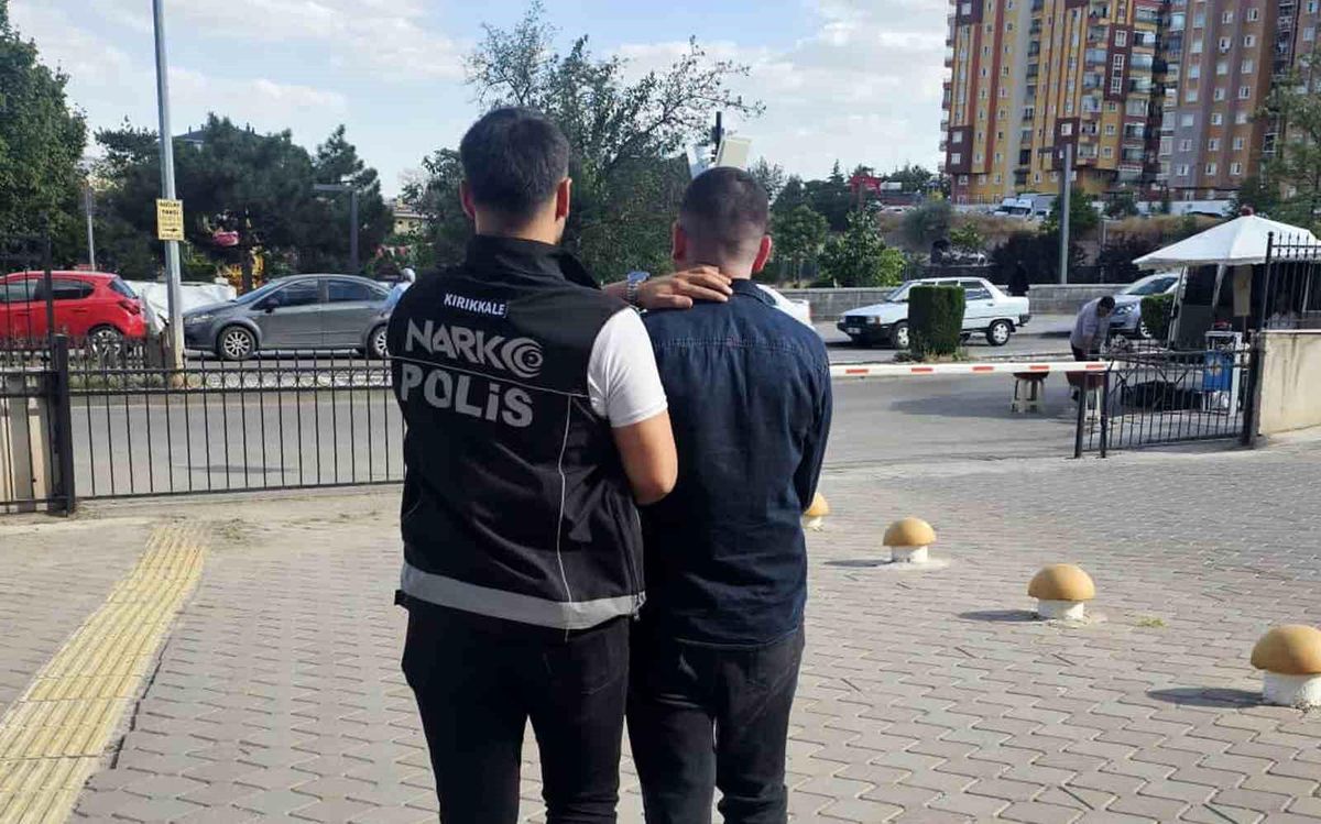 Kırıkkale'de polis tarafından bir eve düzenlenen uyuşturucu operasyonundan görüntü.