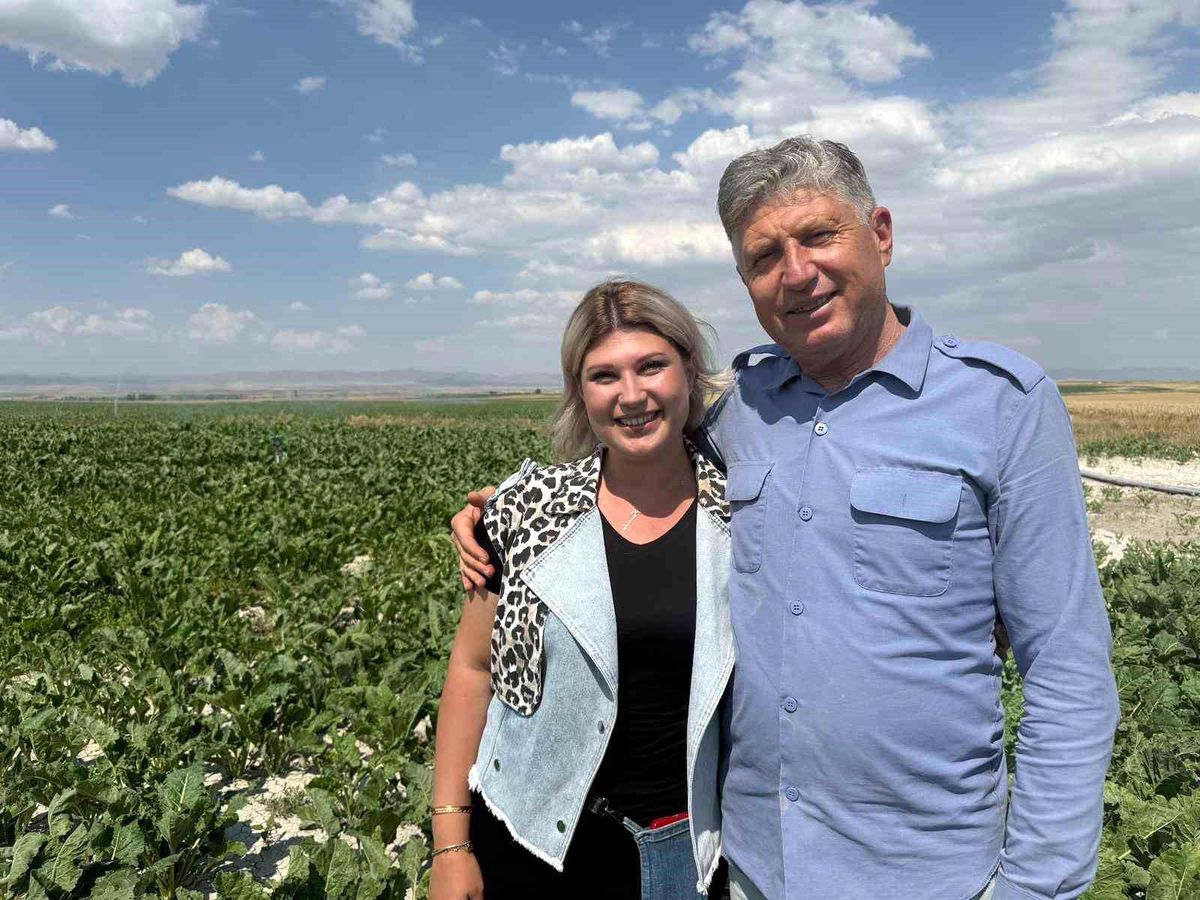 'Kız çocuğu yapamaz' diyenlere inat tarlada babasının sağ kolu oldu
