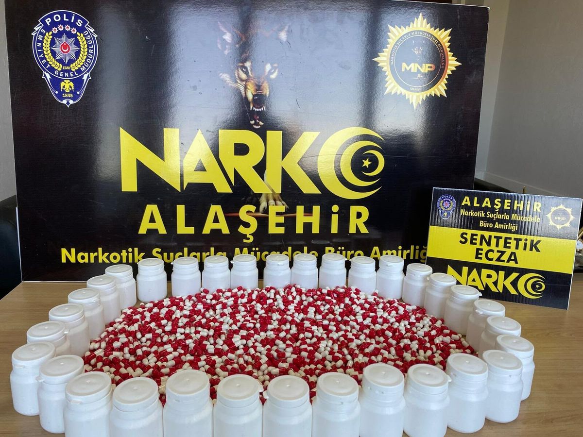 Alaşehir'de polis tarafından durdurulan bir motosiklette ele geçirilen sentetik haplar.