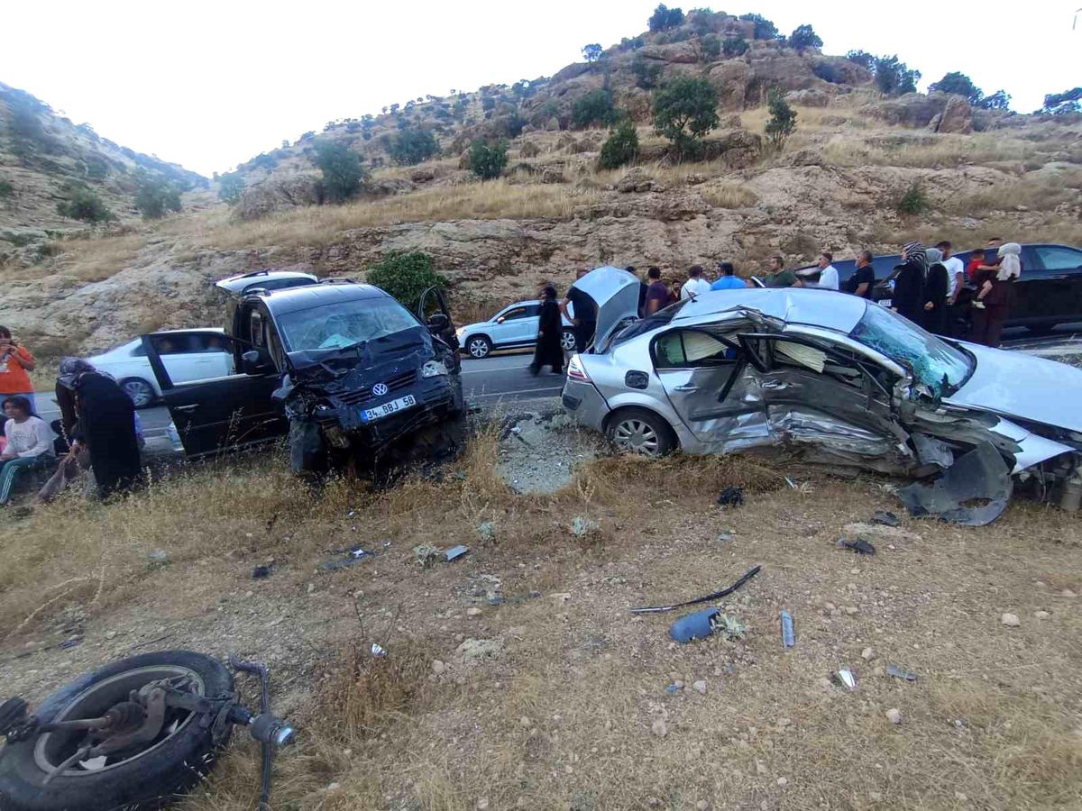 Mardin'de iki otomobilin karıştığı trafik kazası sonrası yaralıların hastaneye kaldırılması.