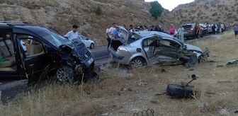 Mardin'de otomobil ile hafif ticari aracın çarpıştığı kazada 8 kişi yaralandı
