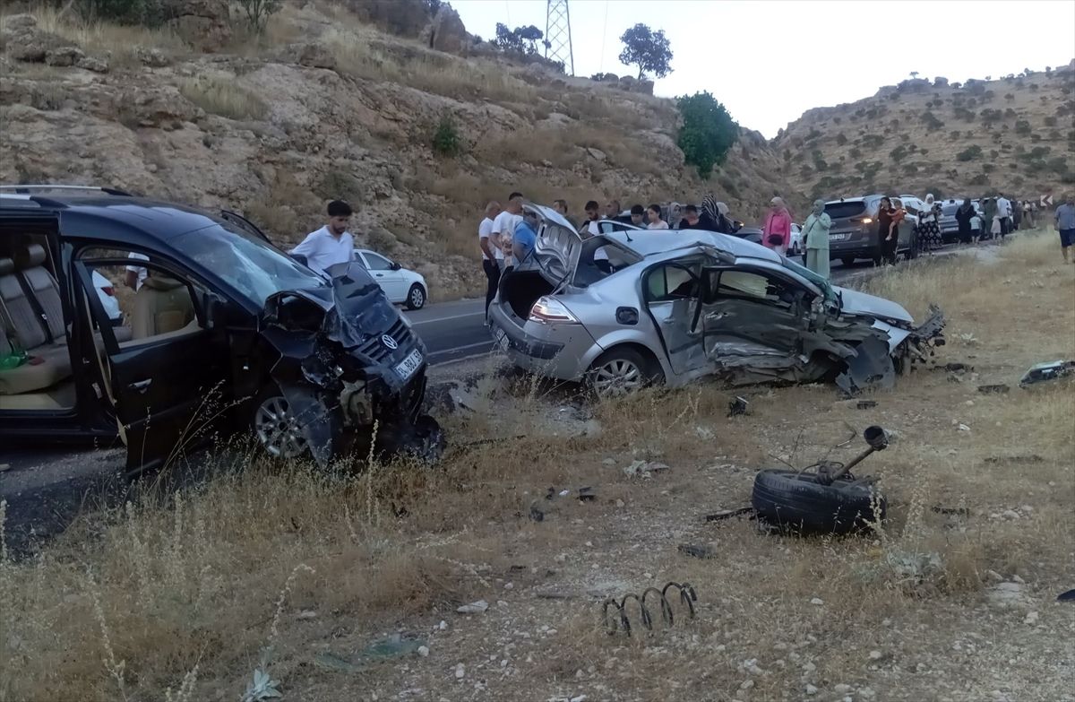 Mardin'de otomobil ile hafif ticari aracın çarpıştığı kazada 8 kişi yaralandı